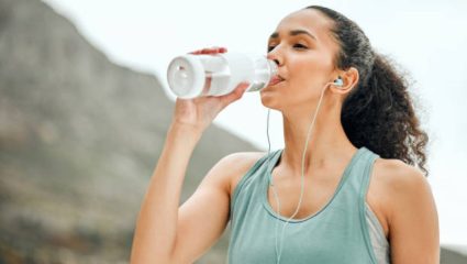 Water Fasting म्हणजे काय? वाढलेले वजन कमी करण्यासाठी फायदेशीर ठरेल वॉटर फास्टिंगचा वेगाने ट्रेंड