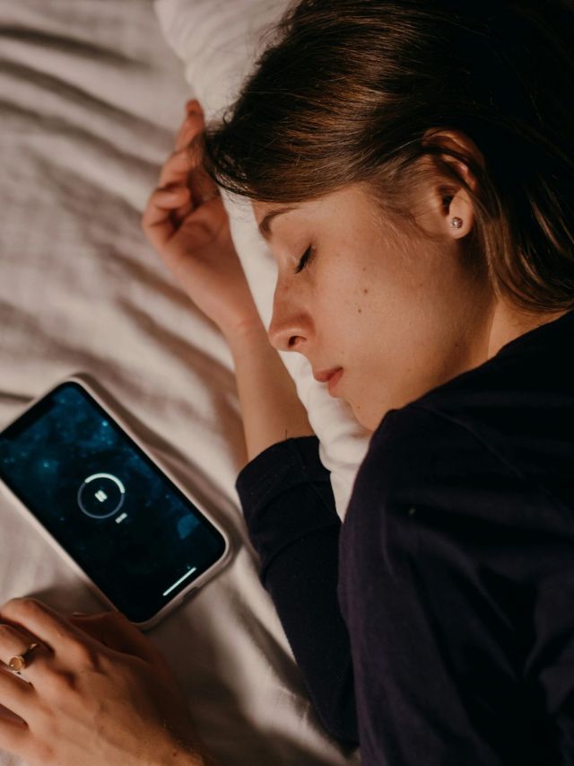 रात्रभर चार्जिंग केल्याने फोन खराब होतो?