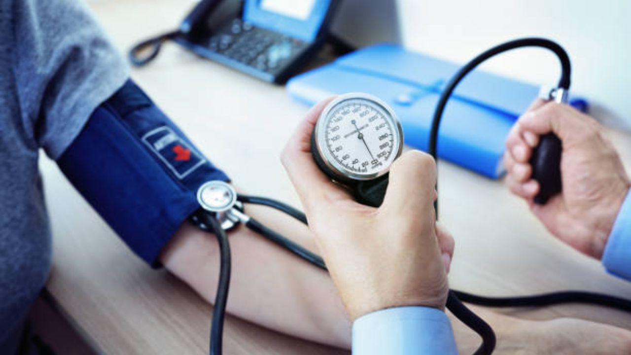 High Blood Pressure च्या लक्षणांकडे वारंवार दुर्लक्ष केल्यास शरीरसंबंधित वाढू शकतात ‘हे’ गंभीर आजार, जाणून घ्या सविस्तर