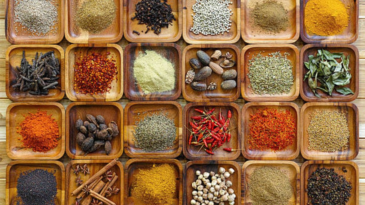 औषधी वनस्पती म्हणून ओळखले जाणारे हिंग किंमतीने अतिशय महाग आहे. कारण हिंगाचे उत्पादन करण्यासाठी लागवड आणि राळ काढण्याची प्रक्रिया अत्यंत कठीण आणि वेळखाऊ असल्यामुळे किंमत सुद्धा जास्त आहे. 