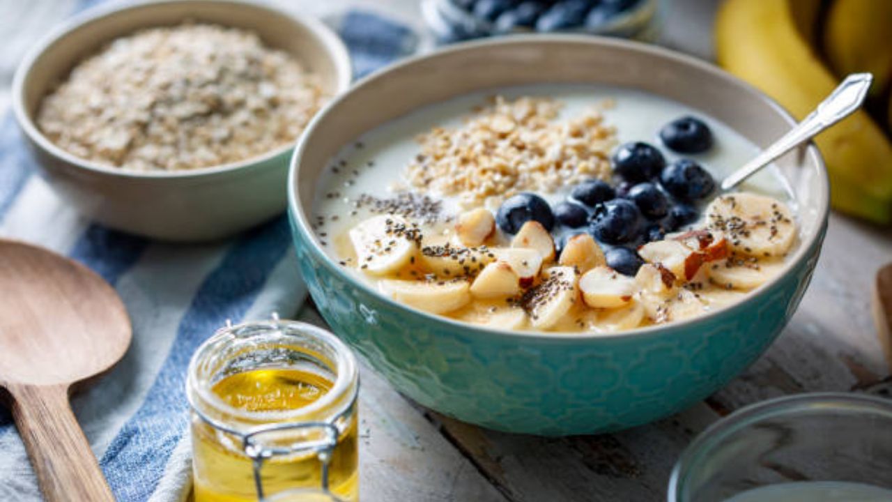 सकाळच्या नाश्त्यात ओट्सचा समावेश करावा. ओट्स खाल्यामुळे पोट जास्त वेळ भरलेले राहते आणि लवकर भूक लागत नाही. ओट्स बनवल्यानंतर त्यासोबत तुम्ही वेगवेगळी फळे मिक्स करून सुद्धा खाऊ शकता. 