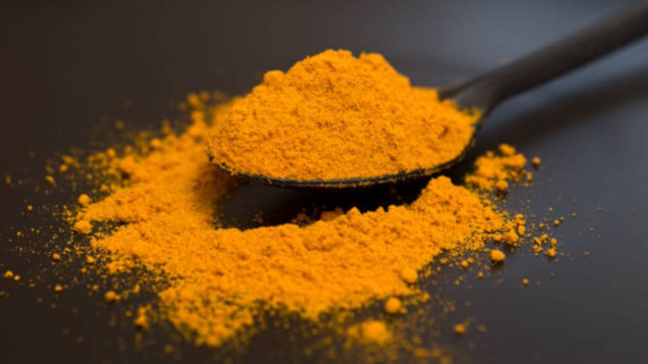 जेवणातील विविध पदार्थ बनवण्यासाठी हळदीचा वापर केला जातो. हळदीमध्ये असलेले अँटी-इन्फ्लेमेटरी गुणधर्म हाडांना आलेली सूज कमी करतात आणि वेदनांपासून आराम मिळवून देतात. 