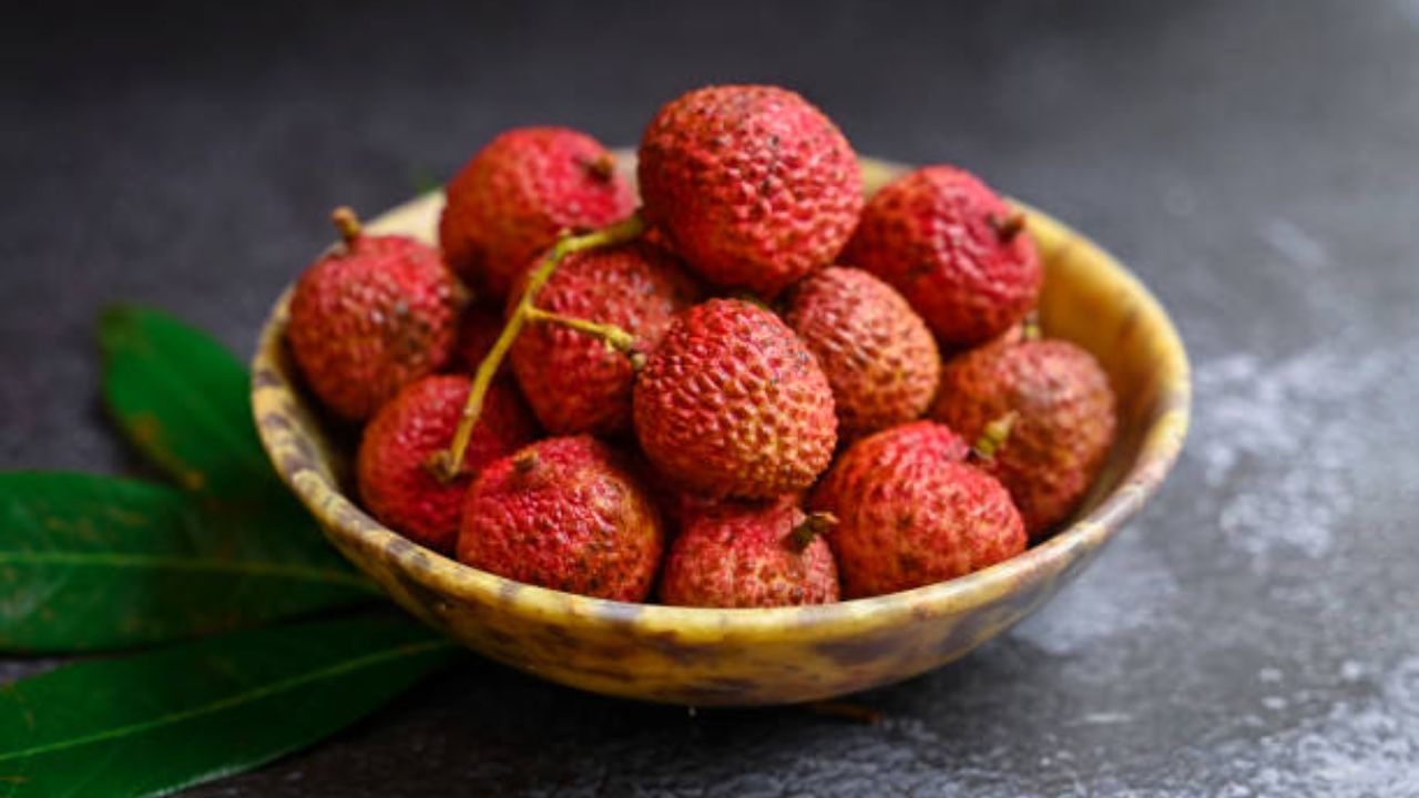 लिचीमध्ये विटामिन सी मुबलक प्रमाणात आढळून येते. यामुळे शरीराची कमकुवत झालेली रोगप्रतिकारशक्ती सुधारण्यास मदत होते. वारंवार होणाऱ्या सर्दी खोकल्यापासून आराम मिळवण्यासाठी लिचीचा आहारात समावेश करावा. 