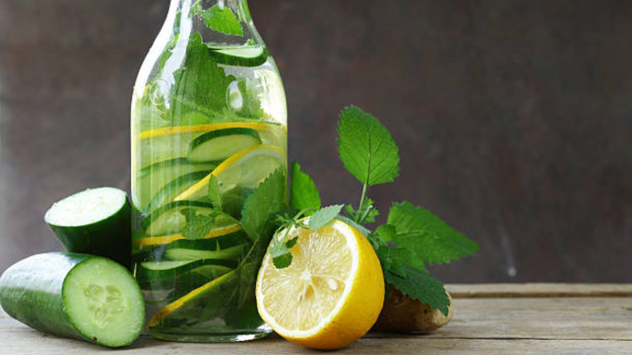 लिंबाच्या रसात भरपूर प्रमाणात विटामिन सी आणि इतर गुणकारी घटक असतात. यामुळे पोटावरील चरबी जळून जाण्यास मदत होते. सकाळी उठल्यानंतर एक ग्लासभर कोमट पाण्यात लिंबाचा रस मिक्स करून प्यायल्यास चरबी कमी होण्यास मदत होईल. 