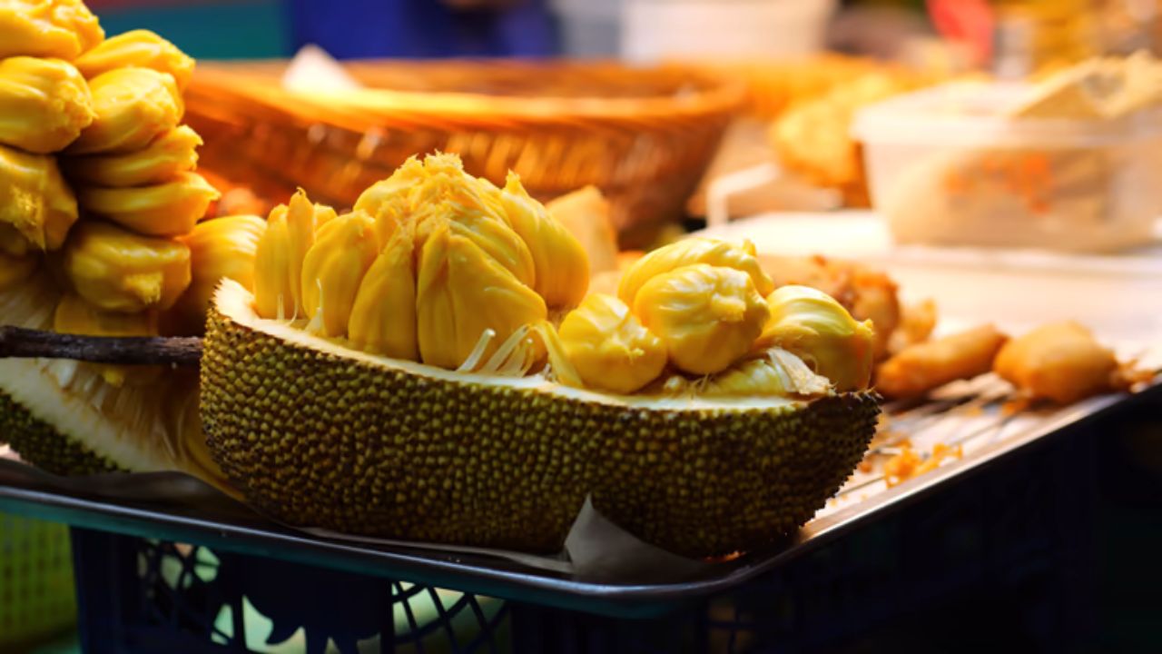 आयुर्वेदानुसार, फणस जड आणि तेलकट भाजी मानली जाते. कच्च्या फणसाचा वापर करून फूस भाजी बनवली जाते. उन्हाळ्याच्या दिवसांमध्ये कोकणातील प्रत्येक घरात आवडीने फणस भाजी खाल्ली जाते. 