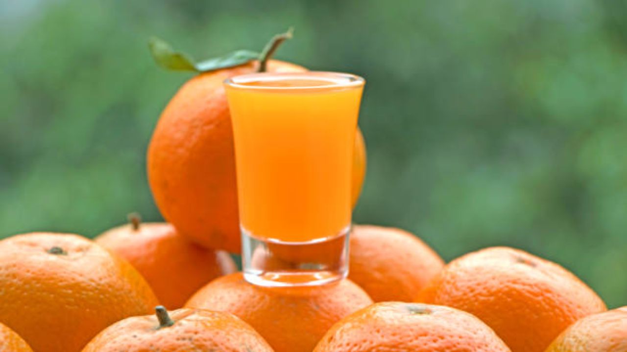 शरीरात वाढलेली कोलेस्ट्रॉलची पातळी हृदयाच्या आरोग्यासाठी अतिशय घातक आहे. वाढत्या कोलेस्टरॉलमुळे रक्तवाहिन्यांमध्ये चिकट थर जमा होतो. हा थर कमी करण्यासाठी नियमित संत्र्याचा रस प्यावा. 