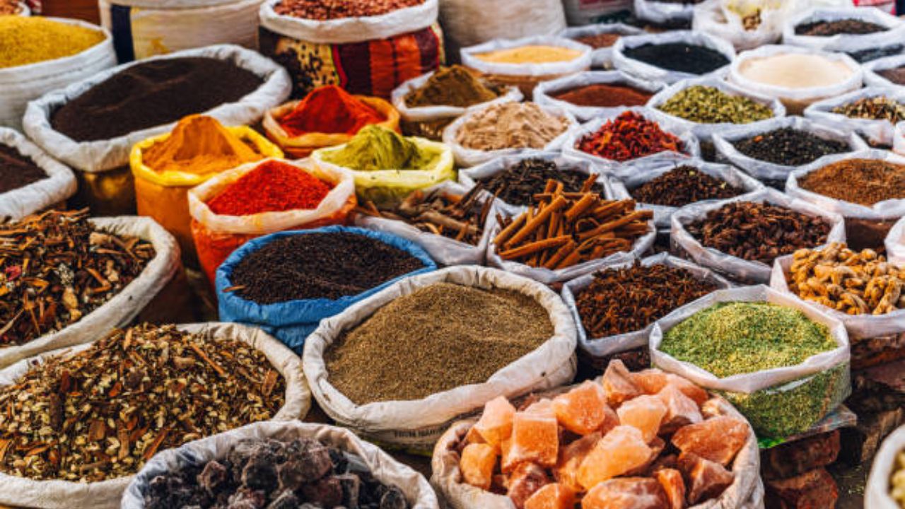 वेलचीला मसाल्यांची राणी म्हणून ओळखले जाते. वेलचीच्या लागवडीसाठी विशिष्ट हवामानाची आवश्यकता असते. वेलचीची संपूर्ण तोडणी हाताने करावी लागते. 