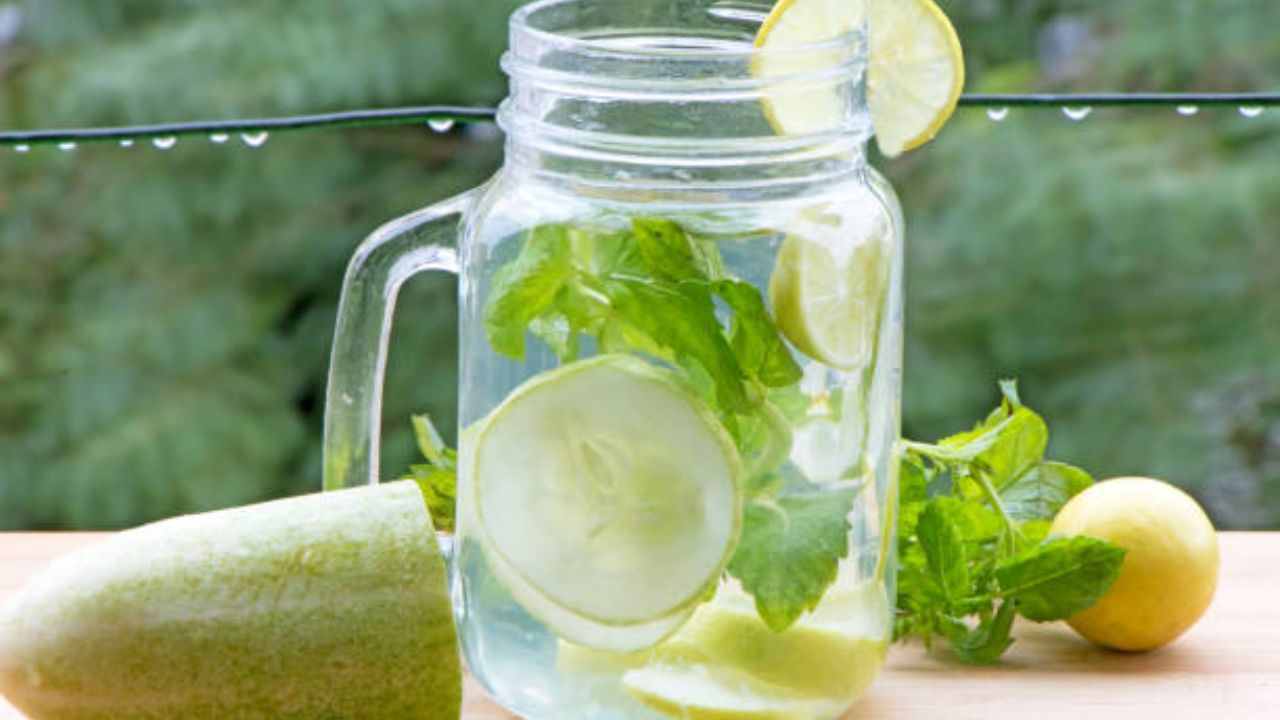 रात्री झोपण्याआधी बॉटलमध्ये दोन ग्लास पाणी, काकडीचे तुकडे आणि पुदिन्याची पाने घालून रात्रभर तसेच ठेवावे. त्यानंतर सकाळी उठल्यावर उपाशी पोटी काकडीचे पाणी प्यावे. 