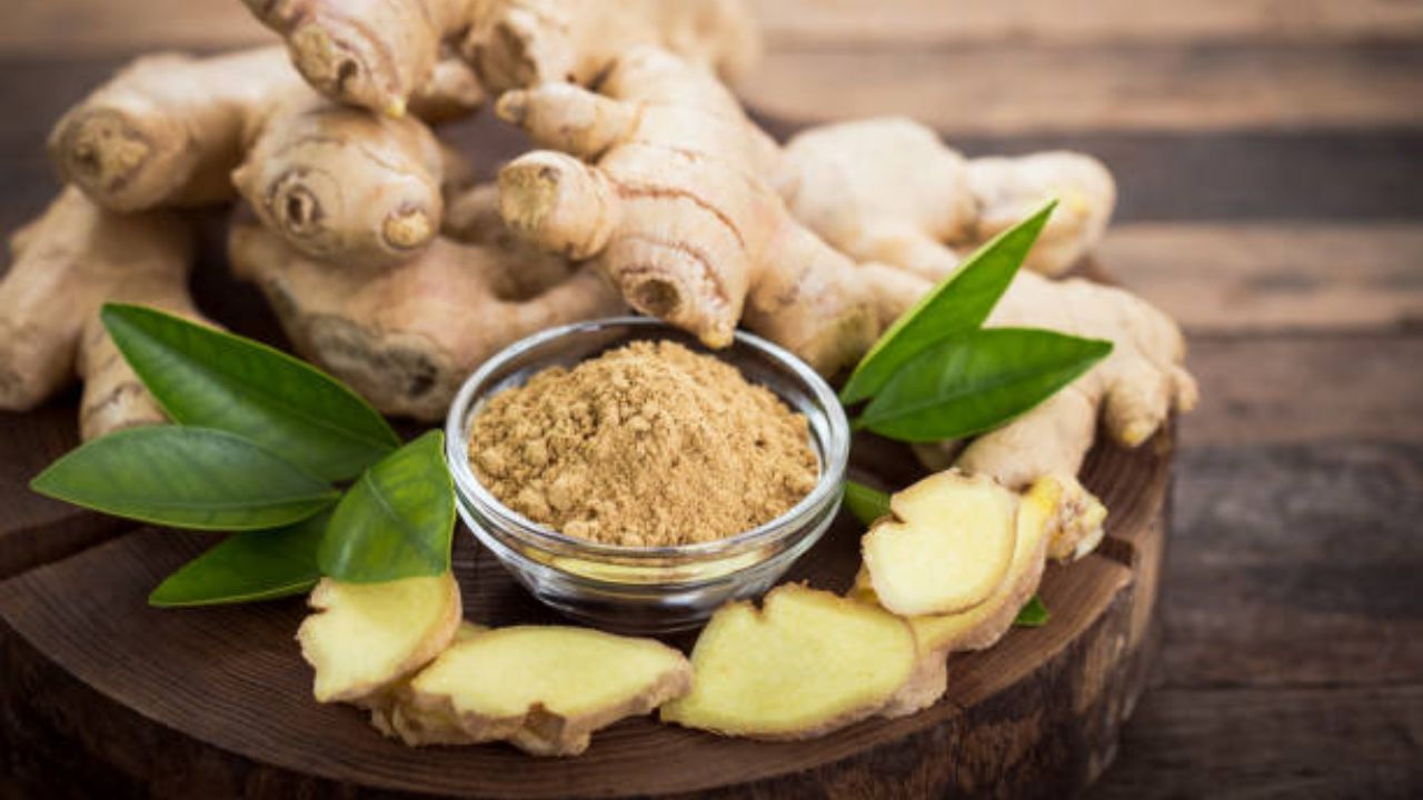 आल्यामध्ये दाहक विरोधी गुणधर्म असतात. सकाळी उठल्यानंतर उपाशी पोटी आल्याच्या पाण्याचे सेवन केल्यास स्नायूंमध्ये वाढलेला वेदना कमी होण्यासोबतच शरीरात जमा झालेली घाण बाहेर पडून जाईल. 