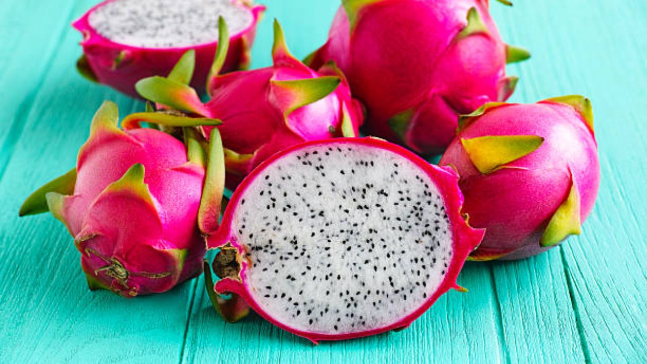 विटामिन सी युक्त फळांचे दैनंदिन आहारात सेवन करणे फार आवश्यक आहे. यामुळे चेहऱ्यावर आलेल्या सुरकुत्या कमी होतात आणि त्वचेवरील ग्लो वाढण्यास मदत होते. 