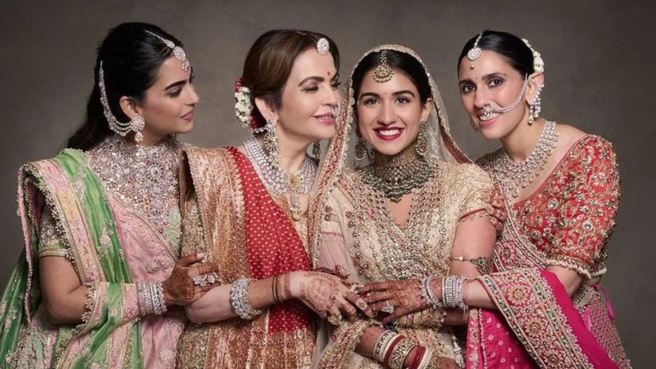 कर्मचाऱ्यांना पौष्टिक आणि ताजे जेवण मिळावे, याची काळजी स्वतः अंबानी कुटुंबीय घेतात. त्यांच्या जेवणासाठी नियमित ४००० चपात्या बनवल्या जातात. 