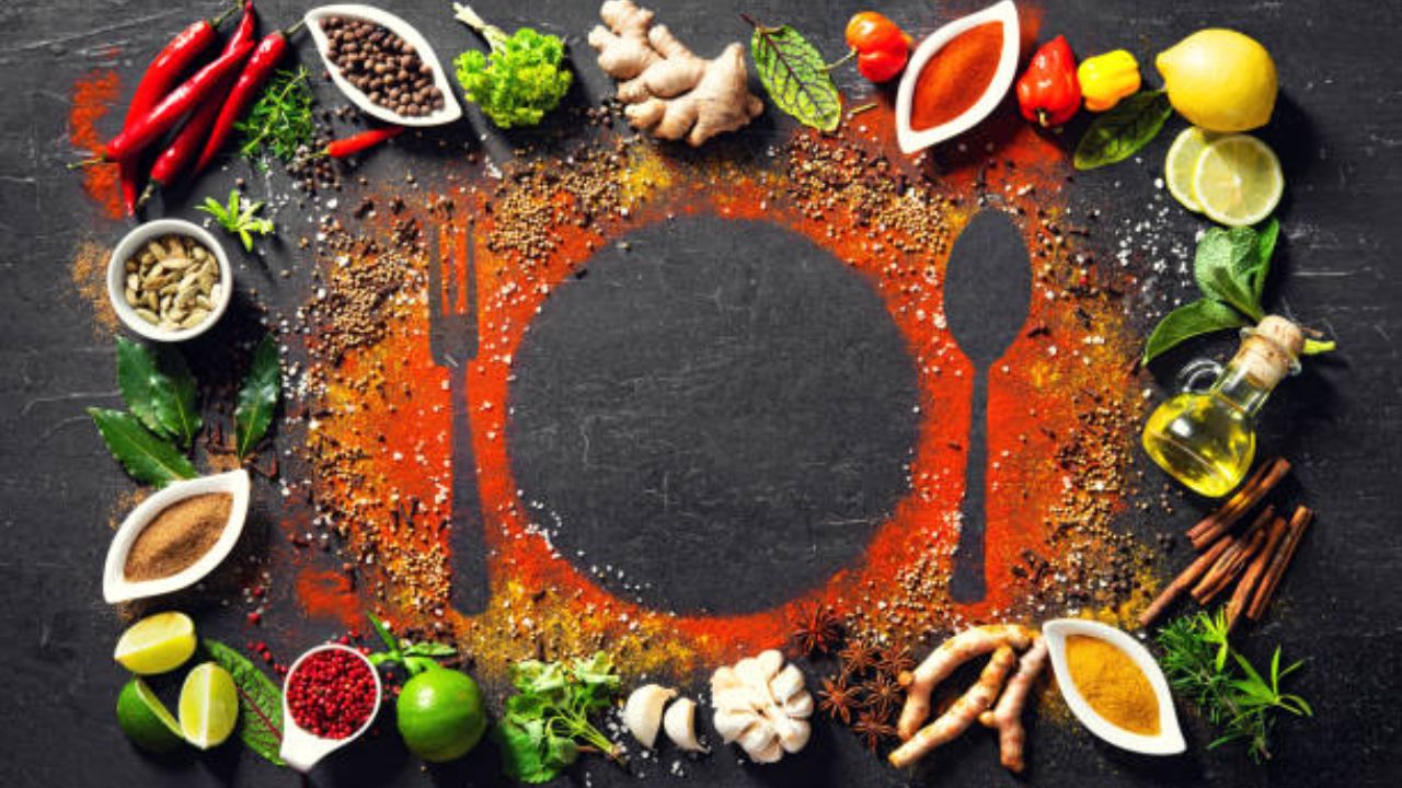 सुकलेल्या फुलांपासून लवंग बनवली जाते. योग्य वेळात लवंग काढणे ही सुद्धा एक कला आहे. इंडोनेशियामध्ये लवंगाची किंमत सध्या १,३०० ते २,२९९ रुपये प्रति किलोपर्यंत आहे. 