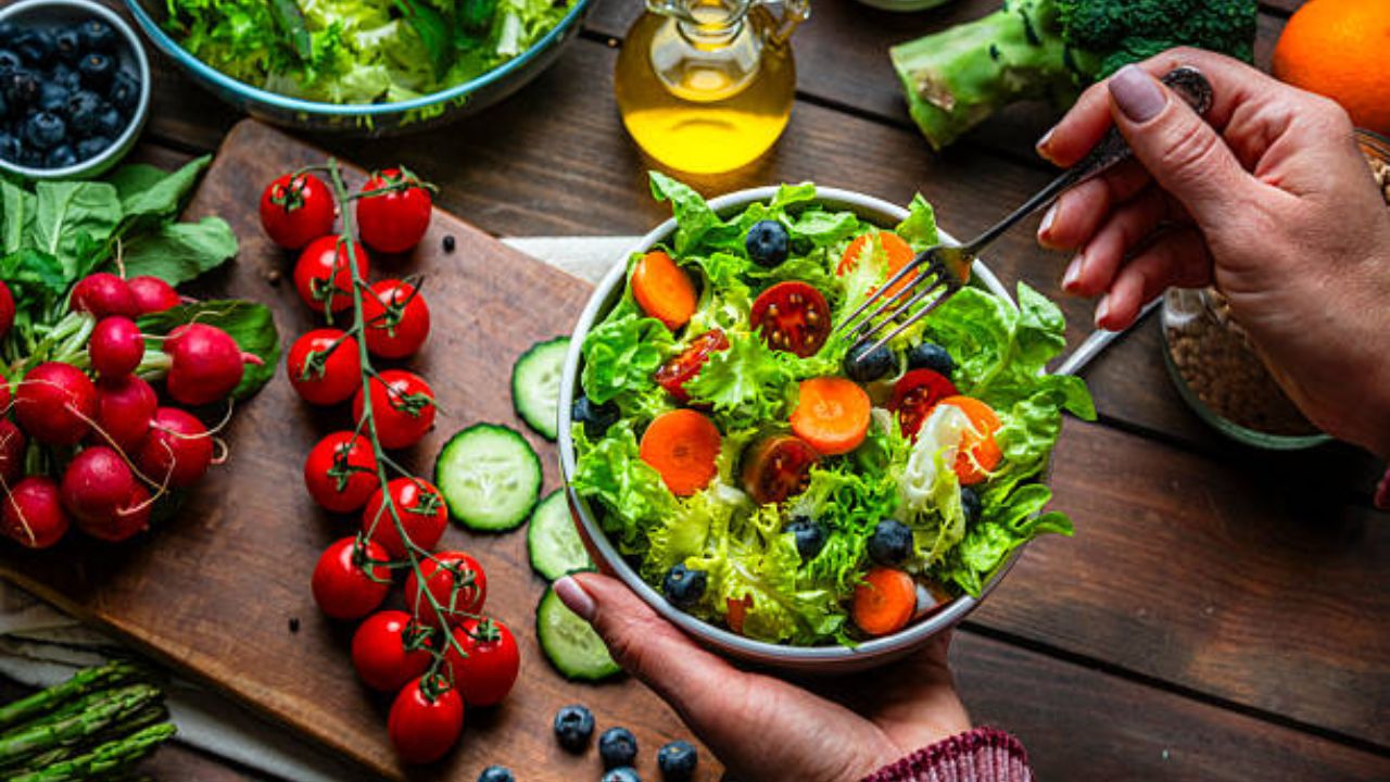 शाकाहारी लोकांसाठी पनीर प्रथिनांचा आवश्यक स्रोत आहे. त्यामुळे सकाळी किंवा संध्याकाळच्या नाश्त्यात वेगवेगळ्या भाज्या आणि पनीर एकत्र मिक्स करून सॅलड बनवून खावे. 