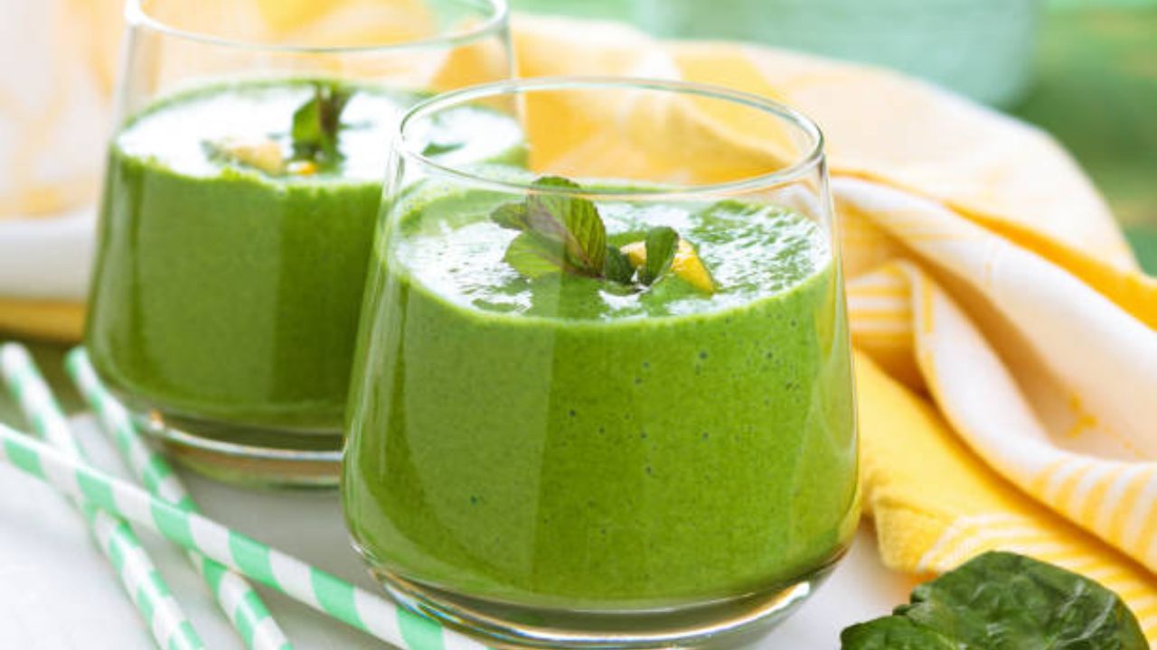 पालक, सफरचंद, अवोकाडो, चिया सीड्सपासून बनवलेल्या स्मूदीचे सेवन केल्यास शरीराला भरमसाट फायदे होतात. पालकमध्ये असलेल्या फायबरमुळे पचनक्रिया सुधारण्यासोबतच शरीरावरील चरबी कमी होते. 