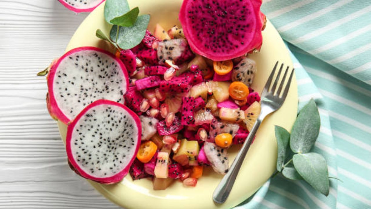 ड्रॅगन फ्रुट हे नैसर्गिक डिटॉक्स फ्रुट आहे. यामुळे त्वचा आतून स्वच्छ होते. रिकाम्या पोटी किंवा सकाळच्या नाश्त्यात ड्रॅगन फ्रुटचा समावेश केल्यास चेहऱ्यावर आलेले पिंपल्स झपाट्याने कमी होऊन जातील. 