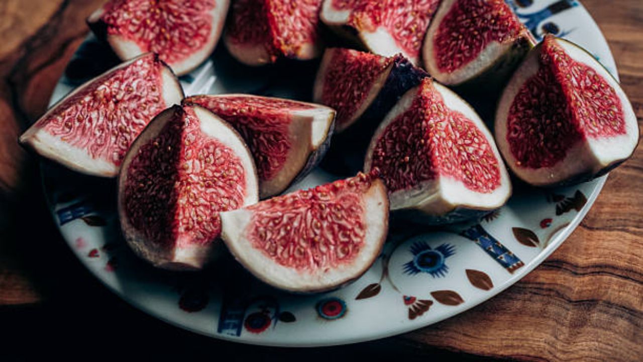 अंजीरमध्ये कॅल्शियम, मॅग्नेशियम आणि फॉस्फरस सारखे घटक आढळून येतात, ज्यामुळे हाडांची घनता सुधारते. हाडांमधील लवचिकता वाढवण्यासाठी नियमित दोन अंजीर खावे. 