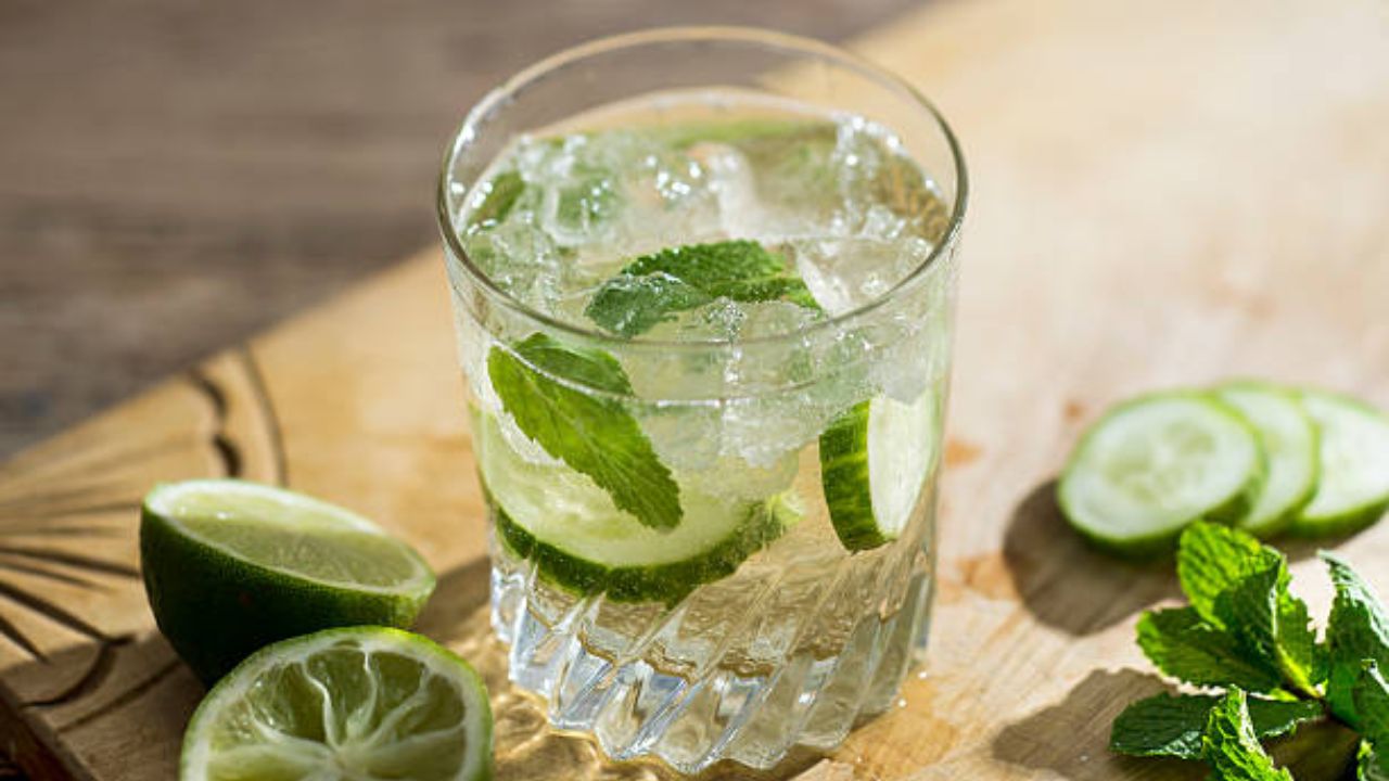 चमकदार त्वचा आणि शरीरात ऊर्जा टिकवून ठेवण्यासाठी काकडीचे पेय प्यावे. काकडीमध्ये असलेल्या पोषक घटकांमुळे शरीर आतून स्वच्छ होण्यास मदत होते.