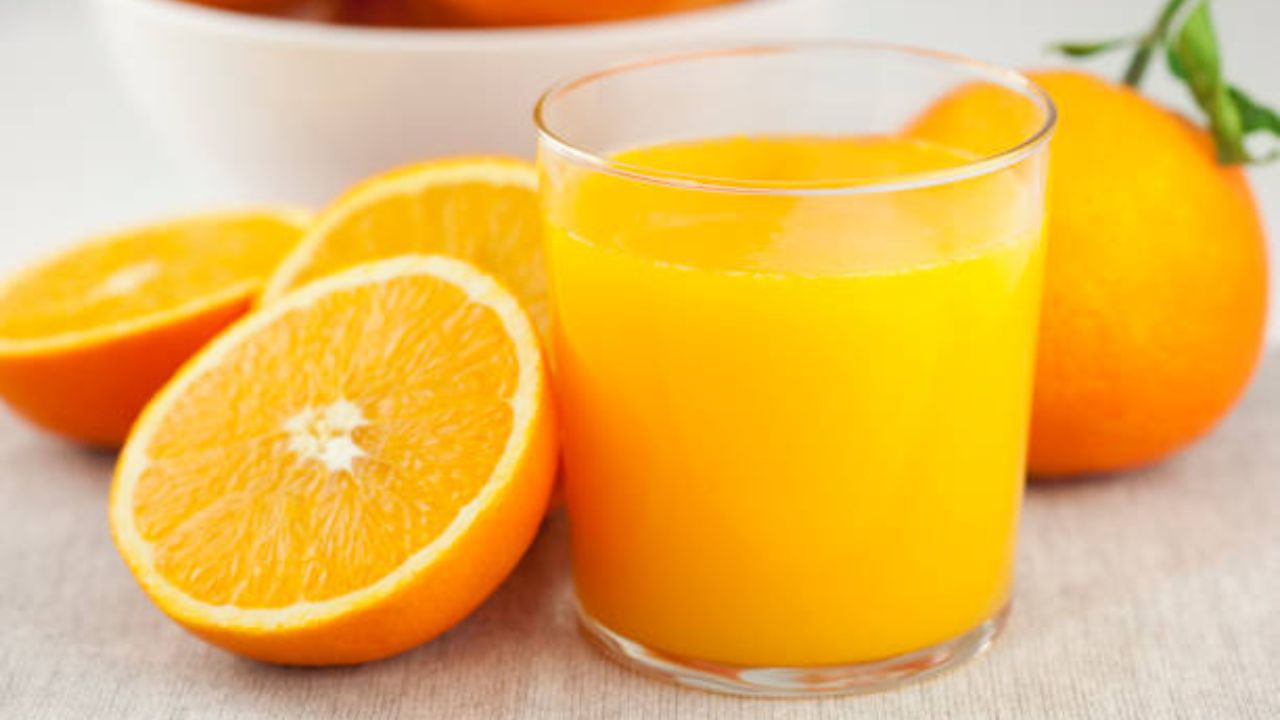 संत्र्याच्या रसात शक्तिशाली अँटिऑक्सिडंट आढळून येते. सकाळच्या नाश्त्यात नियमित संत्र्याचा एक ग्लास रस प्यायल्यास ऑक्सिडेटिव्ह स्ट्रेस कमी होऊन रक्तवाहिन्या निरोगी राहतात. 