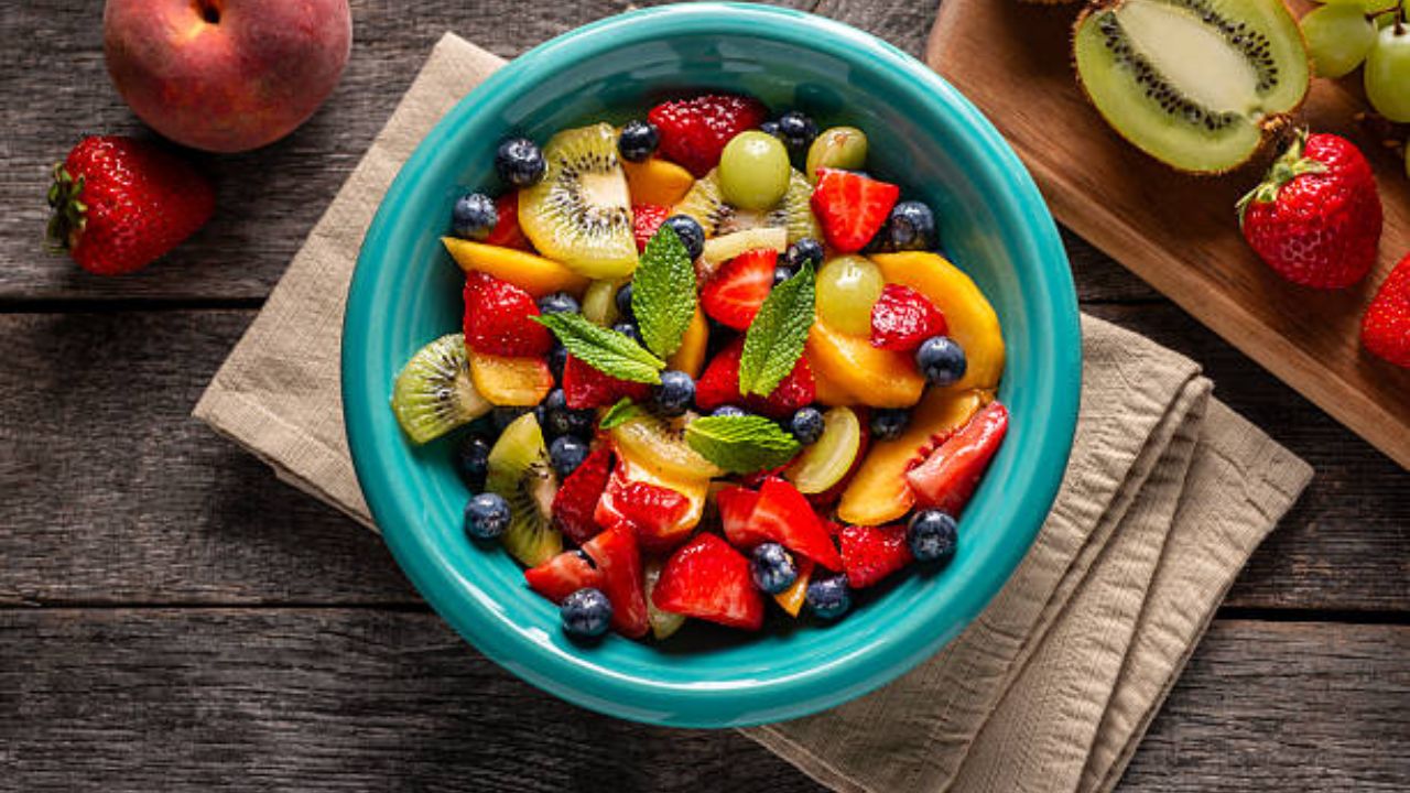 दैनंदिन आहारात नियमित फळांचा समावेश करावा. पेरू, सफरचंद, केळी, पपई इत्यादी फळांचा आहारात समावेश केल्यास पचनक्रिया मजबूत राहण्यास मदत होईल. 