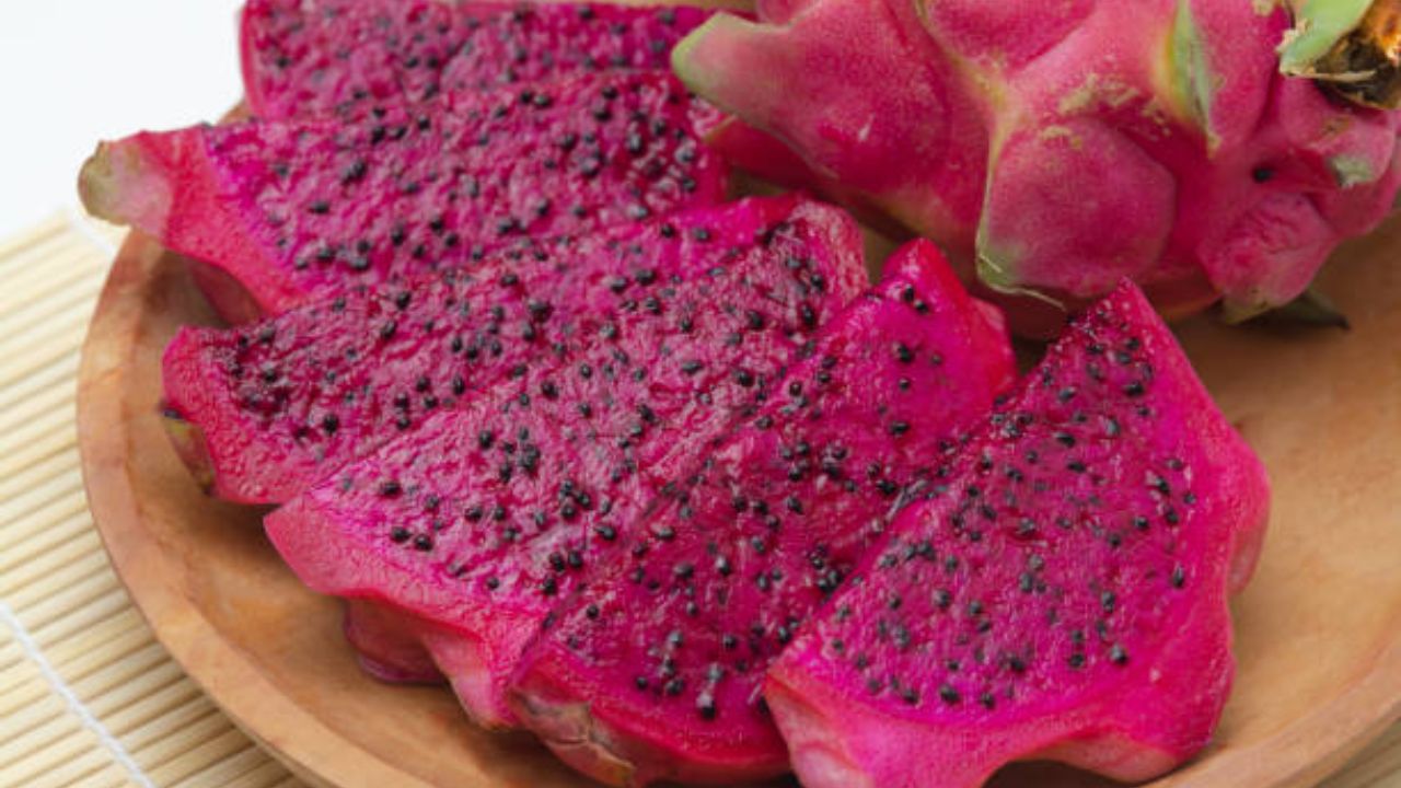 उन्हाळा ऋतूला सुरुवात झाल्यानंतर त्वचा हायड्रेट ठेवण्यासाठी वेगवेगळ्या पदार्थांचे आणि पेयांचे सेवन केले जाते. पण त्याऐवजी ड्रॅगन फ्रुट खाल्ल्यास त्वचा हायड्रेट राहील आणि त्वचेमधील लवचिकता टिकून राहील. 