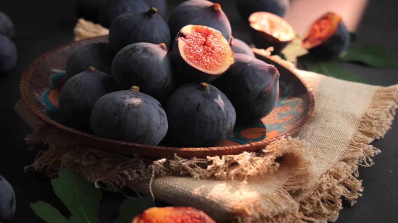 ताजी किंवा सुकलेली अंजीर खाल्ल्यामुळे जुनाट बद्धकोष्ठतेच्या त्रासापासून सुटका मिळते. नियमित एक किंवा दोनच अंजीर खावे. यामुळे पोट स्वच्छ होते. 