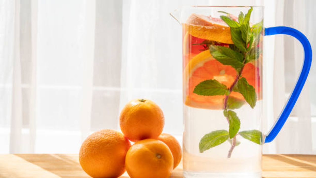 संत्र्यामध्ये विटामिन सी आणि अँटीऑक्सिडंट्स मुबलक प्रमाणात आढळून येतात. तसेच संत्र्याच्या पाण्यात पुदिन्याची पाने सुद्धा टाकावीत. यामुळे पोटात वाढलेली उष्णता कमी होण्यास मदत होते. 