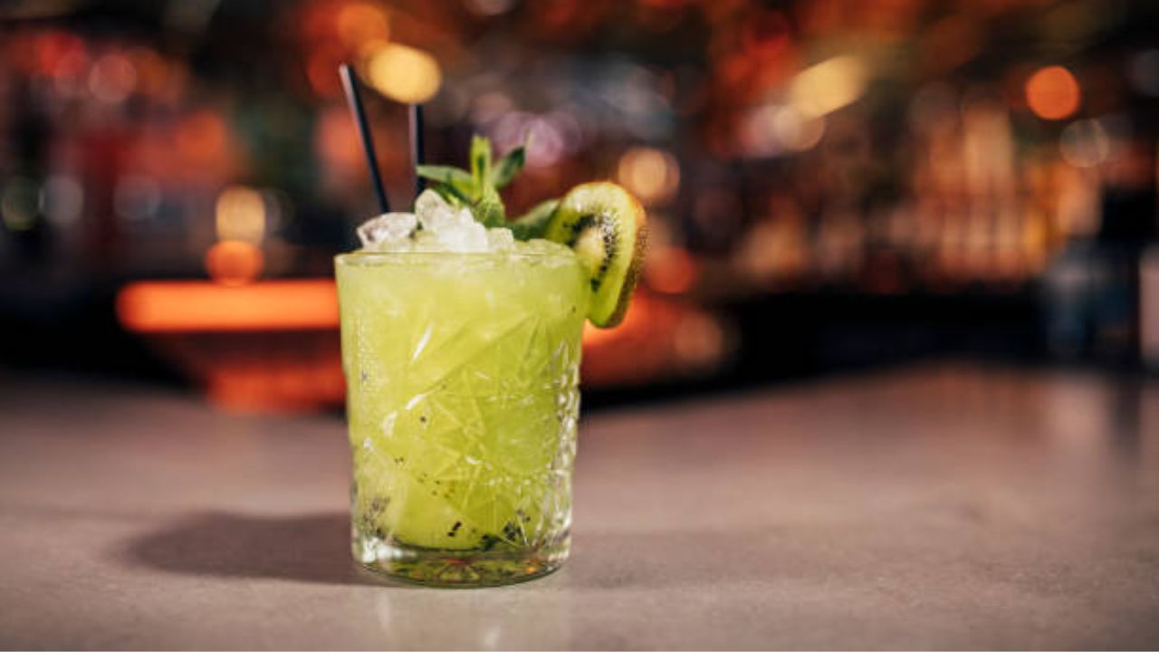 किमतीने महाग असलेले किवी हे शरीरासाठी उत्तम मानले जाते. कारण यामध्ये असलेले विटामिन संपूर्ण त्वचा आणि शरीरासाठी फायदेशीर आहे. त्यामुळे तुम्ही किवी पुदिन्याचे सरबत बनवून पिऊ शकता.