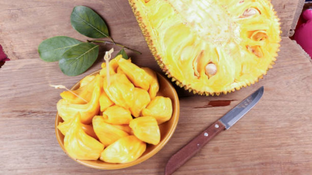 वाढत्या कोलेस्ट्रॉपासून सुटका मिळवण्यासाठी फणस भाजी खावी. यामध्ये असलेले पोटॅशियम हृदयविकाराचा धोका कमी करतात. शरीरात वाढलेले कोलेस्ट्रॉल आरोग्यासाठी धोक्याचे ठरू शकते. 