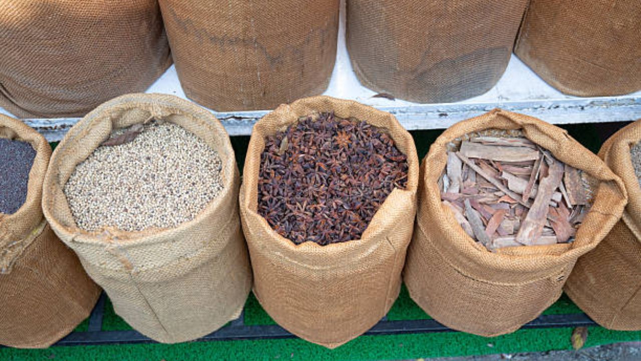 झाडाच्या सालींपासून तयार केलेली सिलोन दालचिनी जगातील अतिशय सुद्धा आणि महाग मानली जाते. दालचिनीचे सर्वाधिक उत्पादन श्रीलंकेमध्ये घेतले जाते. 