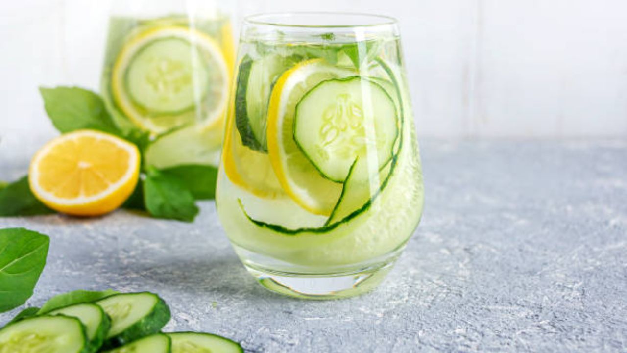 काकडी खाल्ल्यामुळे शरीराला तात्काळ ऊर्जा मिळते. यामध्ये असलेले गुणकारी घटक पाण्याची कमतरता भरून काढतात आणि आरोग्य सुधारतात. 