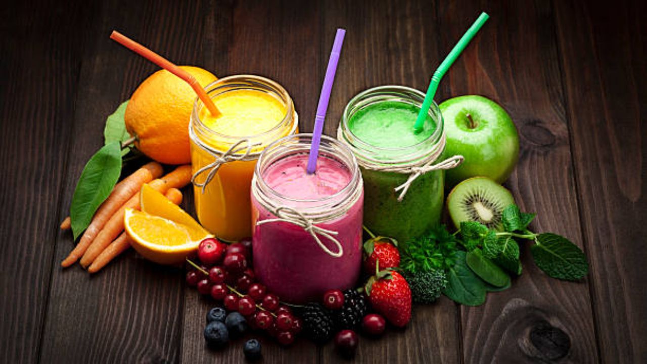 सकाळच्या घाईमध्ये नाश्ता करण्यासाठी जास्त वेळ मिळत नाही. अशावेळी दूध, केळी, खजूर इत्यादी पदार्थांचा वापर करून स्मूदी बनवावी. स्मूदी प्यायल्यामुळे पोट भरलेले राहते. 