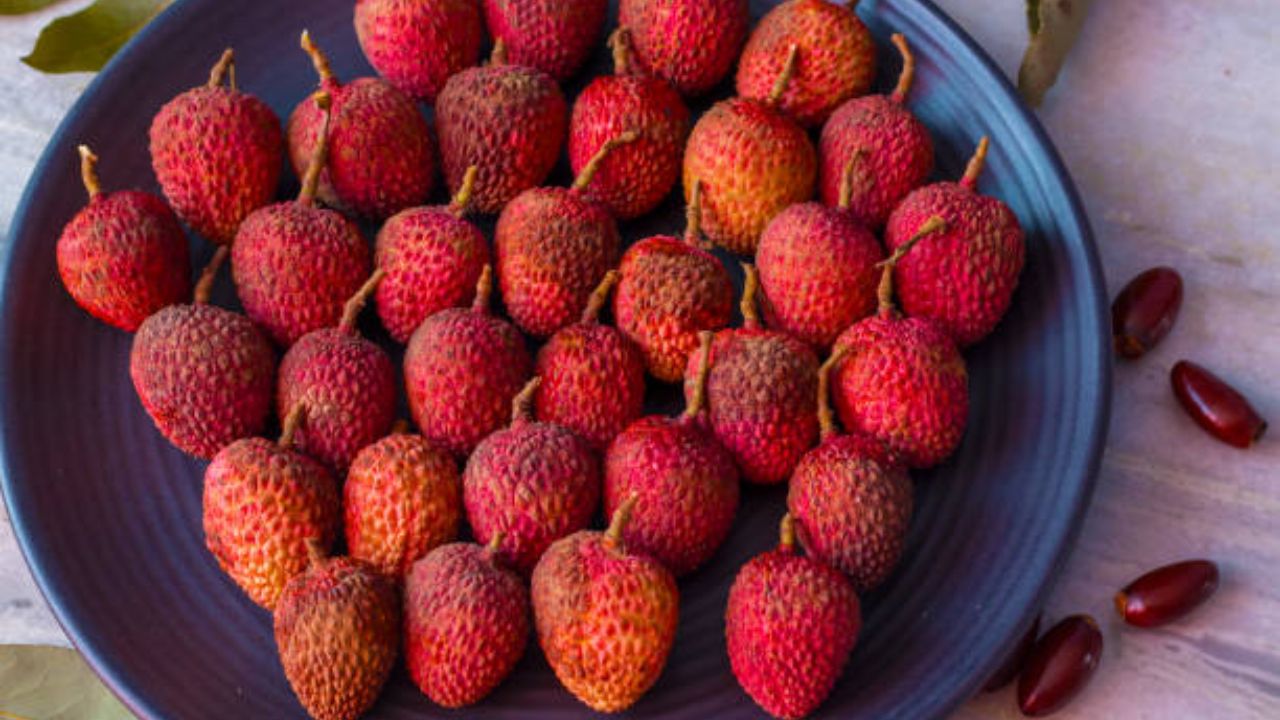 मधुमेह असलेले रुग्ण सुद्धा लिचीचा आहारात समावेश करू शकता. यामध्ये असलेल्या नैसर्गिक साखरेमुळे शरीरावर फारसा परिणाम होत नाही. 