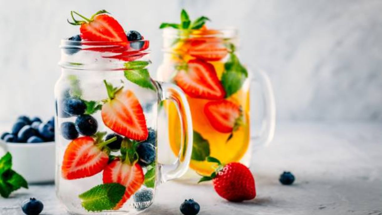 स्ट्रॉबेरी, ब्लूबेरी किंवा रास्पबेरीमध्ये अँटिऑक्सिडंट्स आणि फायबर मोठ्या प्रमाणावर आढळून येते. यामुळे शरीरातील  फ्री रॅडिकल्स बाहेर पडून जातात आणि त्वचा चमकदार होण्यास मदत होते. 