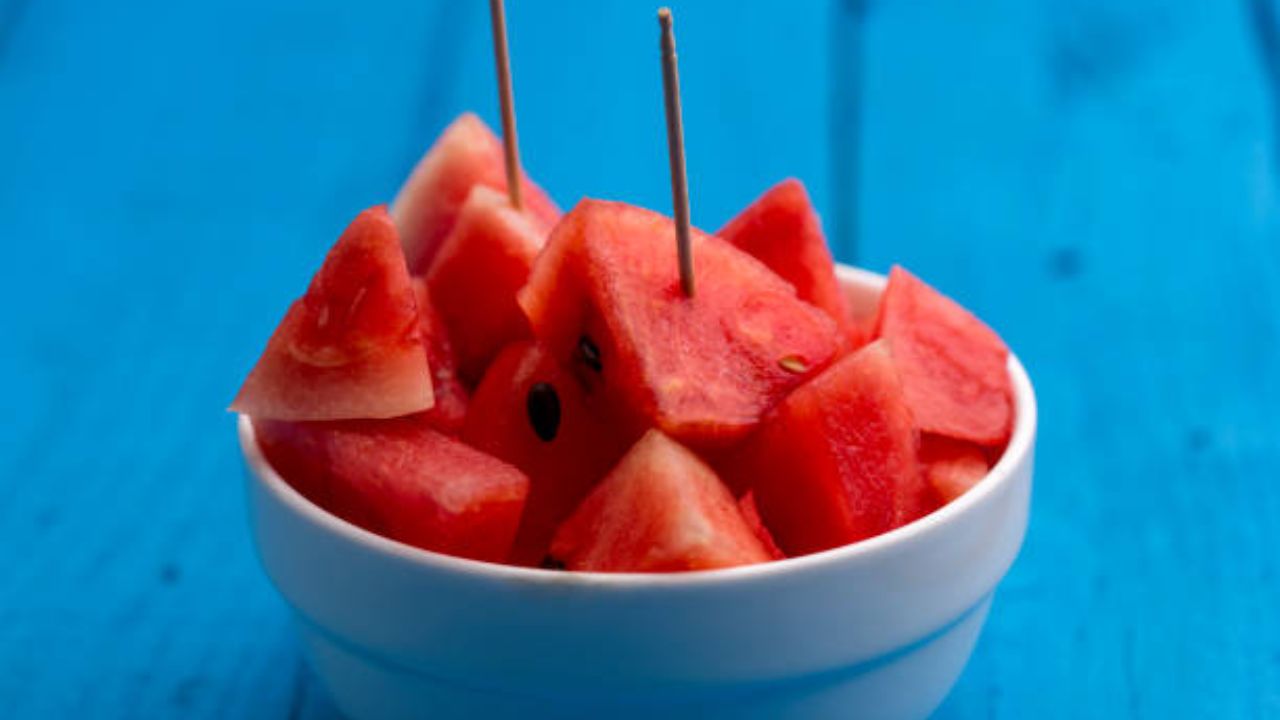 मधुमेहाच्या रुग्णांसाठी वारंवार कलिंगड खाणे घातक ठरू शकते. कारण यामध्ये  ग्लायसेमिक इंडेक्स असते, ज्याच्या परिणामामुळे रक्तातील साखर झपाट्याने वाधते. 