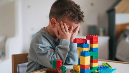 World Autism Awareness Day: ऑटिझम म्हणजे काय? लहान मुलांमध्ये दिसून येणाऱ्या गंभीर आजाराची लक्षणे