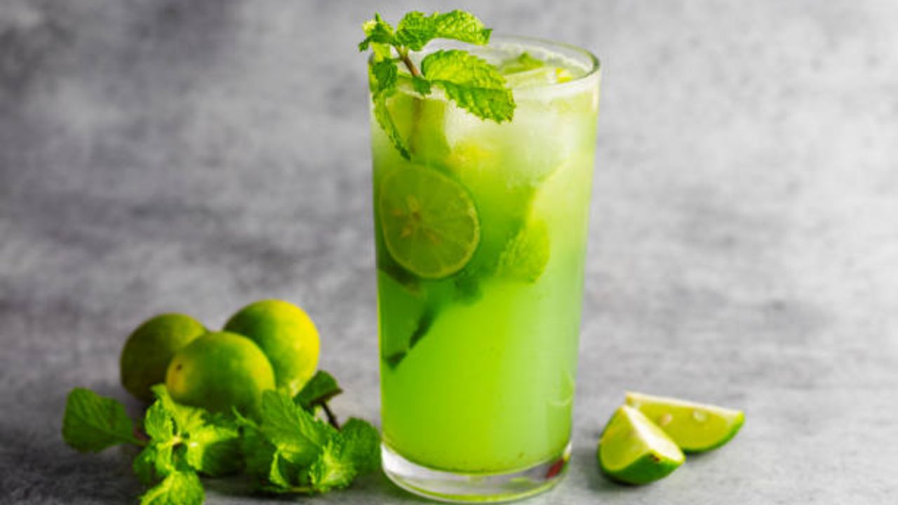 थंडगार पेय पिण्याची इच्छा झाल्यानंतर कायमच विकतचे कोल्ड्रिंक किंवा इतर ड्रिंक आणून पिण्यापेक्षा घरी बनवलेले पेय शरीरासाठी फायदेशीर ठरतील. उन्हाळ्याच्या दिवसांमध्ये थंड पेयांचे सेवन करावे.