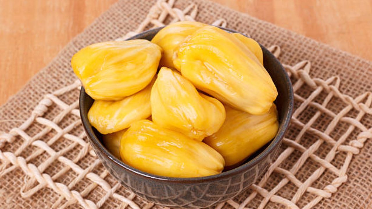 बद्धकोष्ठता आणि आतड्यांच्या आजारांपासून सुटका मिळवण्यासाठी फणस भाजी खावी. यामुळे शरीरातील घाण स्वच्छ होण्यास मदत होते. वारंवार अपचनाच्या समस्या उद्भवत असतील तर फणस भाजी खावी 