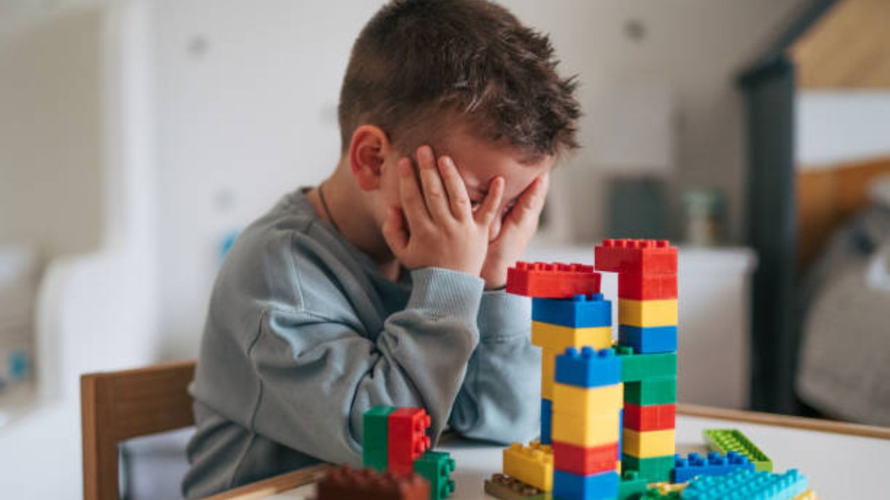 World Autism Awareness Day: ऑटिझम म्हणजे काय? लहान मुलांमध्ये दिसून येणाऱ्या गंभीर आजाराची लक्षणे