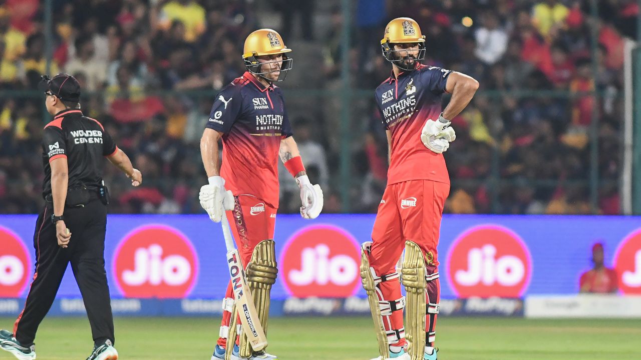 RCB vs CSK Live Score: चिन्नास्वामीवर आरसीबीचा ‘कहर!’ डेव्हिड-पडिक्कलने चेन्नईला धु धु धुतले; विजयासाठी 251 धावांचे लक्ष्य