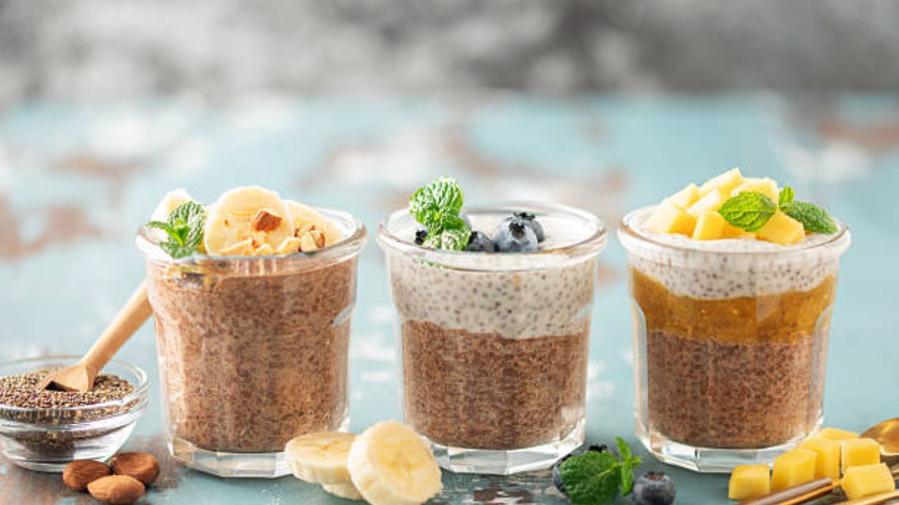 लहान मुलांपासून ते अगदी मोठ्यांपर्यंत सगळ्यांचं चॉकलेट स्मूदी प्यायला खूप जास्त आवडते. कॅको पावडर, प्रोटीन पावडर, पीनट बटर आणि दुधाचा वापर करून बनवलेली स्मूदी स्नायूंची वाढ आणि पुनर्बांधणी करण्यास मदत करते. 