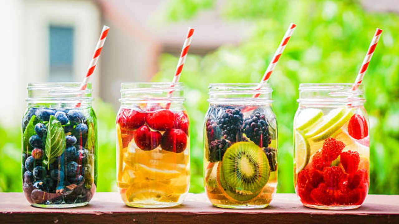 पोटावरील चरबी आणि सतत गोड खाण्याची इच्छा कमी करण्यासाठी ‘या’ पेयांचा आहारात करा समावेश, इन्फ्युज्ड वॉटर ठरेल उत्तम