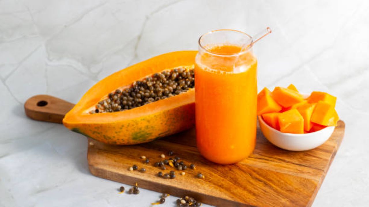 पचनक्रिया सुधारण्यासाठी नियमित पपई खावा. सकाळच्या नाश्त्यात वाटीभर पपई खाल्ल्यास ऍसिडिटी,बद्धकोष्ठता आणि पचनाच्या सर्वच त्रासापासून कायमची सुटका मिळेल. 