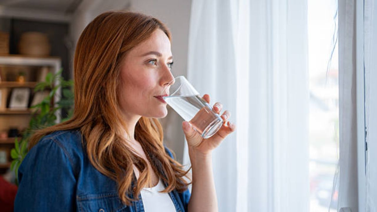 उपाशी पोटी कोमट पाणी प्यावे की थंड पाणी? वजन कमी करण्यासाठी फॉलो करा जपानी वॉटर थेरपी, स्वच्छ होईल पोट