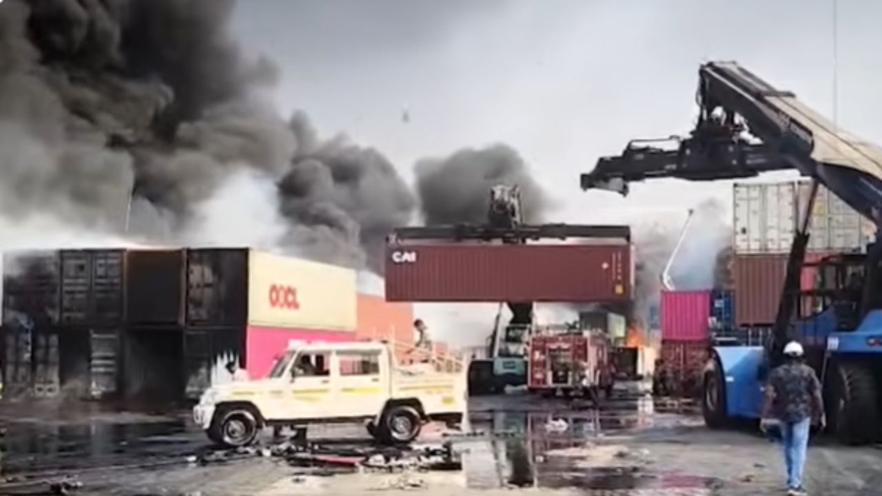 Uran Fire : जेडब्लूआर वेअर हाऊसला लागलेल्या आगीत डी शेड जाळून खाक