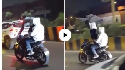 थरारक! पठ्ठ्यांची थेट दिल्ली पोलिसांच्या गाडीसमोरच स्टंटबाजी;  VIDEO व्हायरल होताच बसला जबर दणका