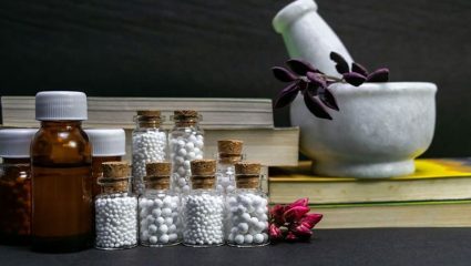 World Homeopathy Day : काय ती जादू! गोड गोळ्या अन् मोठा आजार बरा; जाणून घ्या भारताच्या घराघरांत पोहोचलेल्या होमिओपॅथीचे गुपित