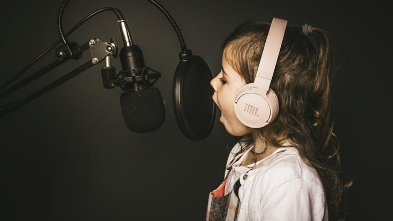 World Voice Day 2026: केवळ संवाद नाही तर संगीताचा अमूल्य ठेवा! तुमचा आवाज जपण्यासाठी बदला ‘या’ सवयी