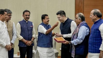 Political News : AAP ला मोठा धक्का; राज्यसभेच्या सभापतींकडून 7 खासदारांच्या BJP मधील विलीनीकरणाला मंजुरी