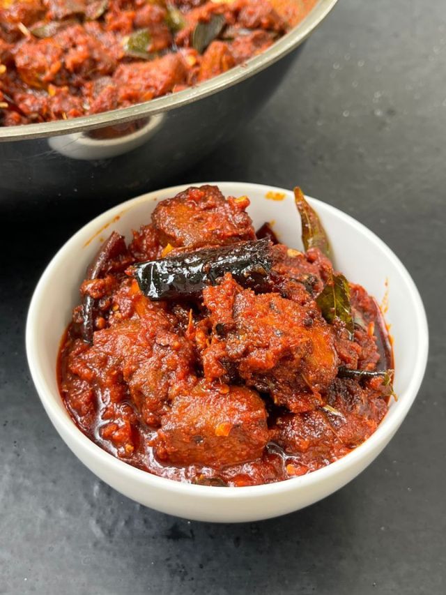 घरच्या घरी बनवा आंध्रा स्टाईल चिकनचं लोणच!