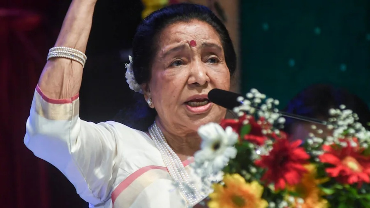 Asha Bhosle Funeral: आशाताईंनी स्वर समाधी घेतली! उपमुख्यमंत्री एकनाथ शिंदे यांनी वाहिली श्रद्धांजली